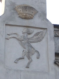 Герб на фасаде имения Монжене в Джалмане