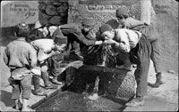 Дети у фонтана. Старинная открытка