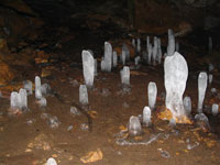 ледяные сталагмиты в пещере Сюндюрлю-кобасы